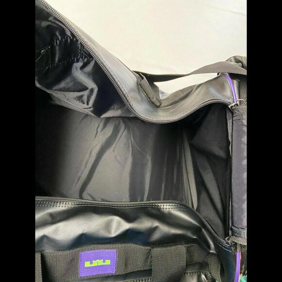Rare Nike Official LEBRON JAMES Skills Academy Black Duffel Bag - Picture 9 of 9